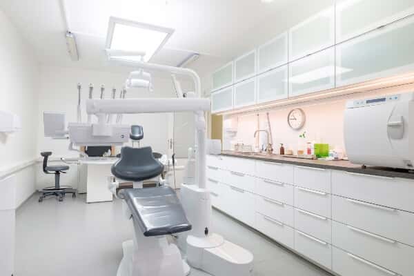 Ways To Relieve Tooth Pain Before Seeing An Emergency Dentist